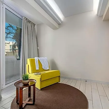 Maison 66, Riviera Hotel